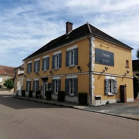 Logis Hotel & Restaurant Le Soleil D'Or Montigny-la-Resle Eksteriør bilde