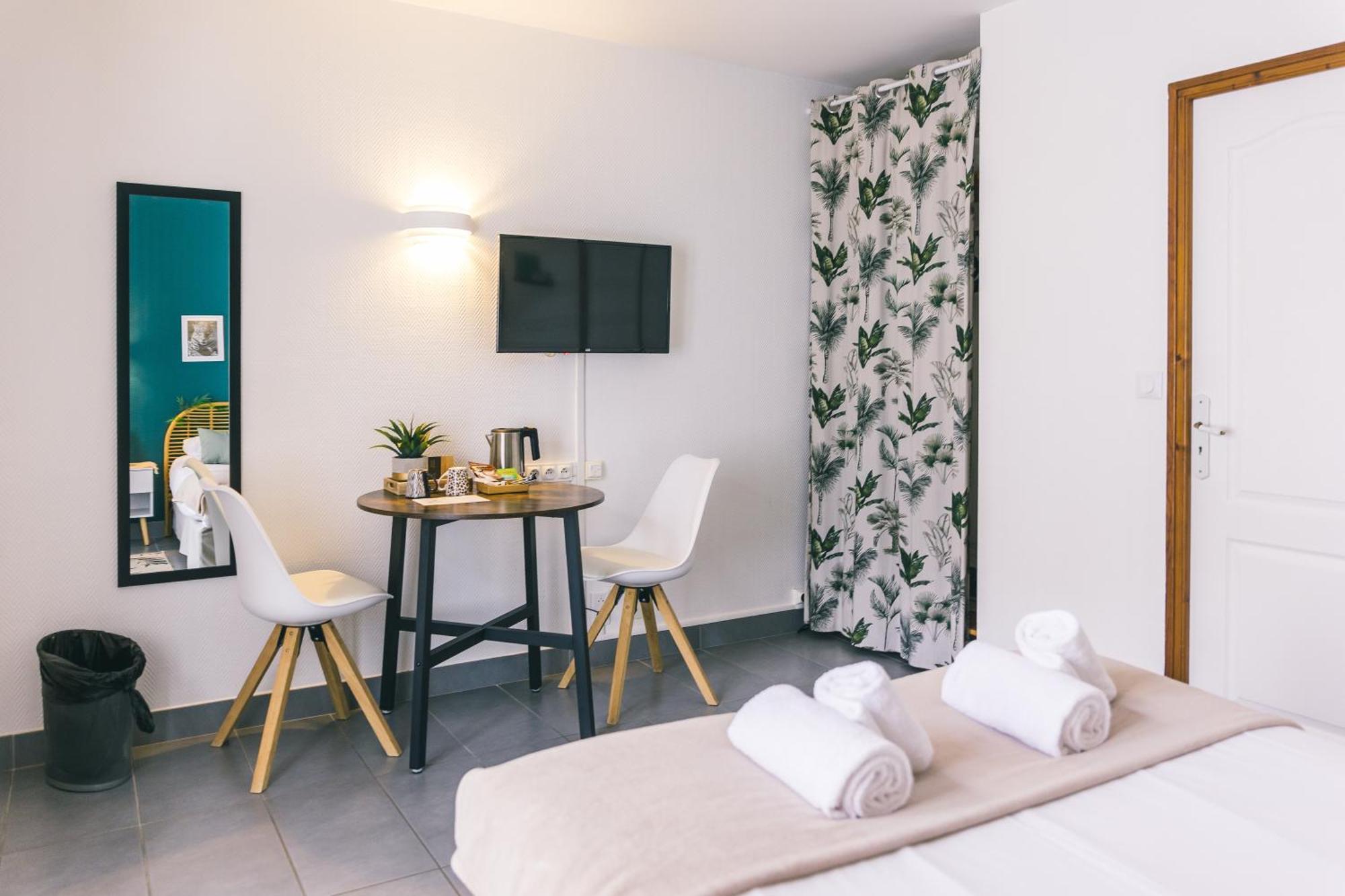 Logis Hotel & Restaurant Le Soleil D'Or Montigny-la-Resle Eksteriør bilde