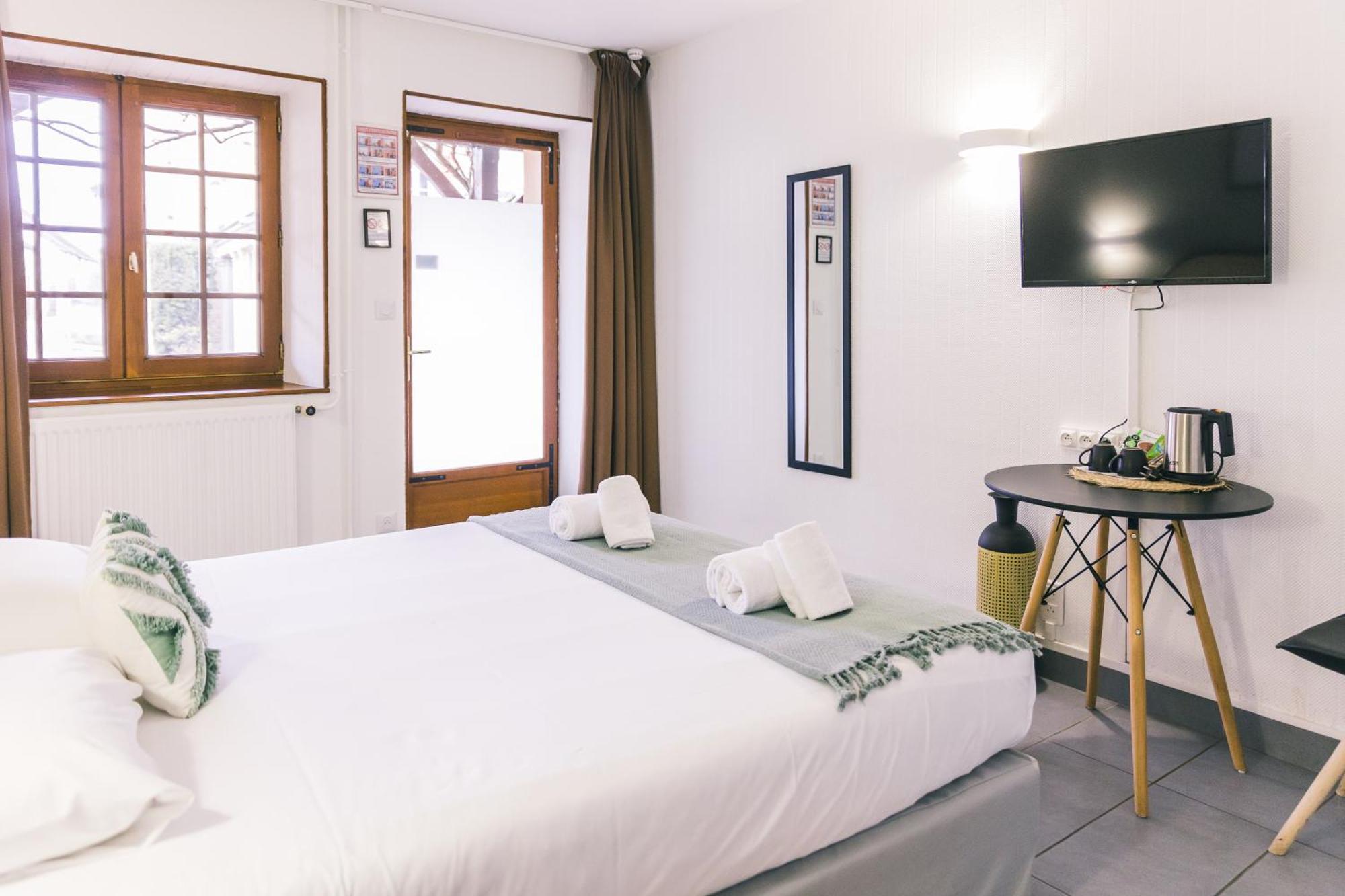 Logis Hotel & Restaurant Le Soleil D'Or Montigny-la-Resle Eksteriør bilde
