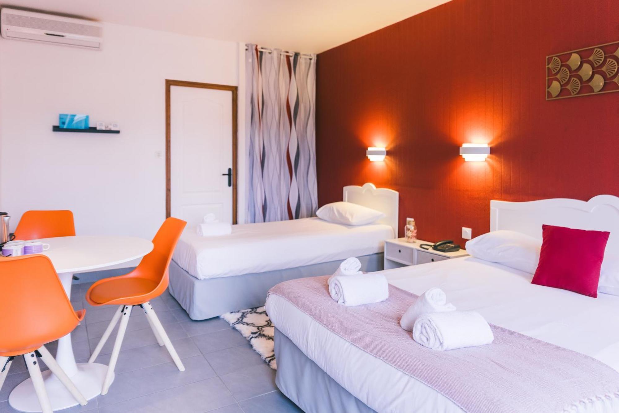 Logis Hotel & Restaurant Le Soleil D'Or Montigny-la-Resle Eksteriør bilde